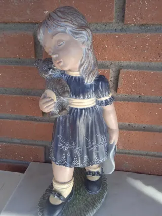 Figura marmolina pintada a mano Salto 35 cm