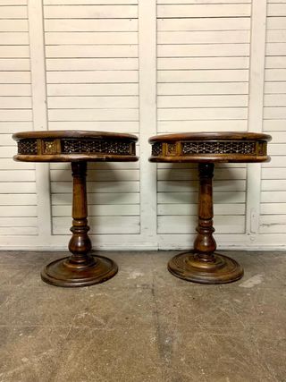 Pareja Mesas antiguas. Calidad. Madera