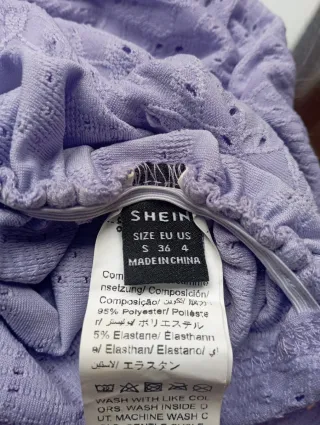 Camiseta lila sin mangas con fruncido