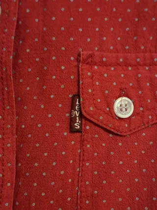 Camisa Levi's roja con puntos grises