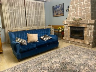 Sofá antiguo de terciopelo azul