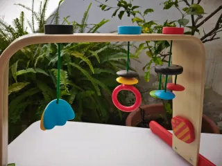 Gimnasio de madera para bebé