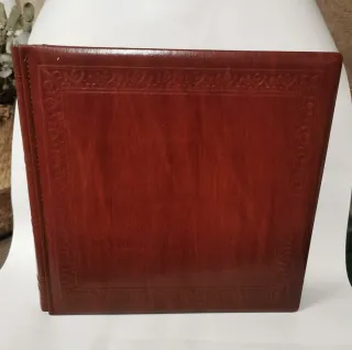 Álbum de fotos marrón con relieve