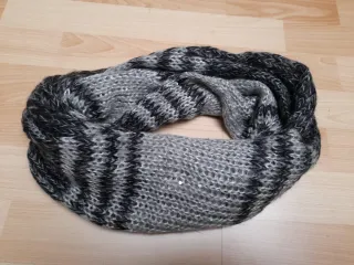 Bufanda de punto gris y lentejuelas