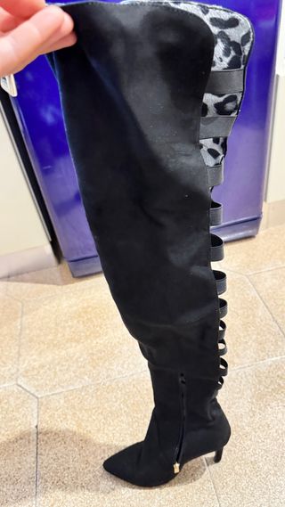 Stivali alti neri con stampa leopardata