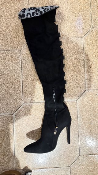 Stivali alti neri con stampa leopardata