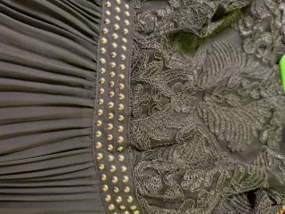 Vestido fiesta negro con tachuelas