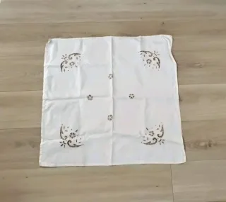 Tovaglia in lino con 5 tovaglioli ricamati