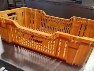 Cajas de plástico amarillas con rejilla