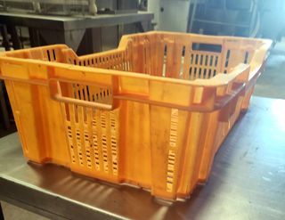 Cajas de plástico amarillas con rejilla