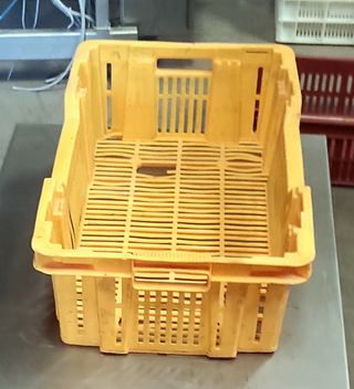 Cajas de plástico amarillas con rejilla