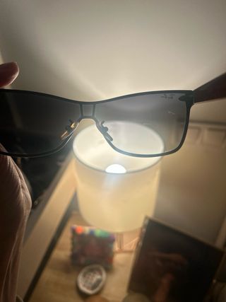 Gafas de sol Ray-Ban negras y rojas