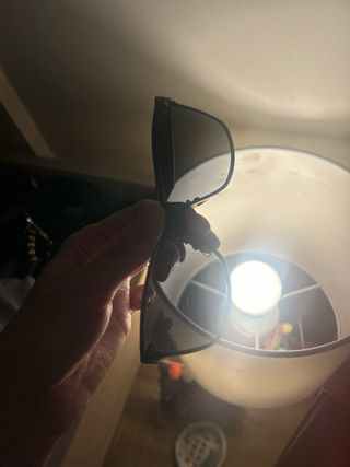 Gafas de sol Ray-Ban negras y rojas