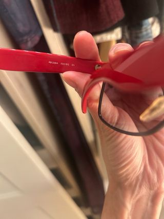 Gafas de sol Ray-Ban negras y rojas