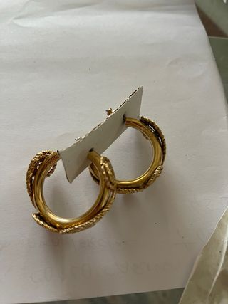 Orecchini a cerchio dorati effetto corda