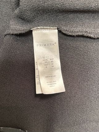 Vestido negro volantes. Talla M-40. Primark.