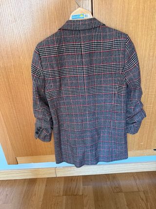 Chaqueta Zara cuadros gris y rojo
