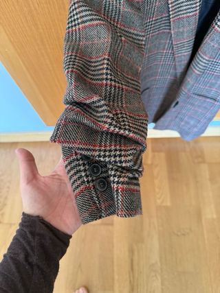 Chaqueta Zara cuadros gris y rojo