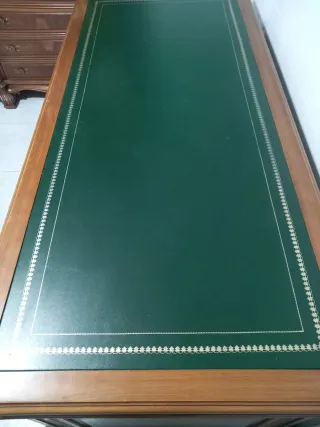 Mueble de despacho clásico de madera con vitrina