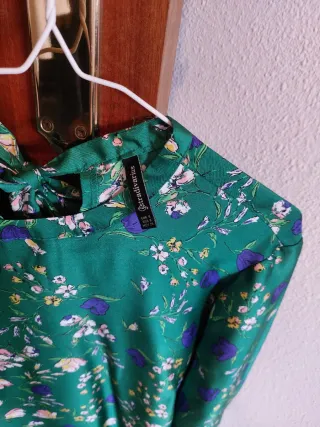 Blusa Stradivarius verde floral