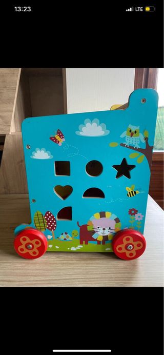 Andador de madera con actividades