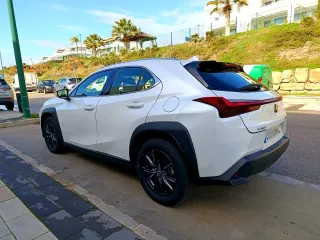 Lexus UX 250h 184cv híbrido 2023 sólo 39.000km