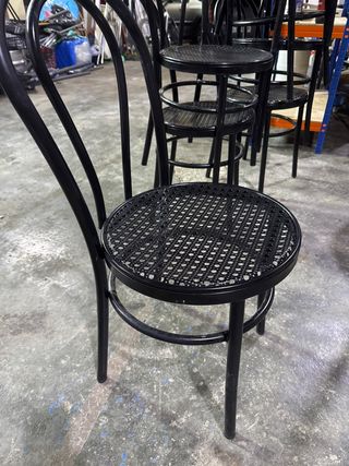 Sillas de metal negras estilo Thonet