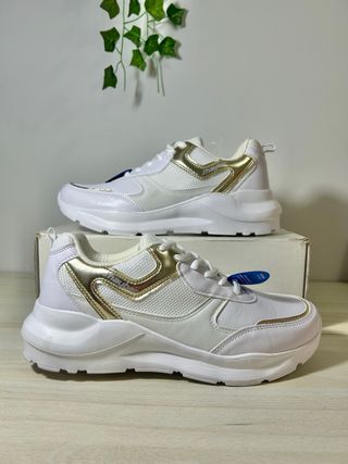 Zapatillas Blancas y Doradas