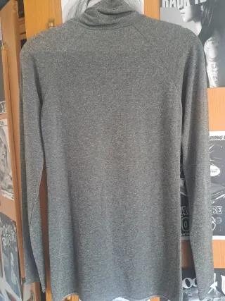 Camisa plateada brillante cuello alto