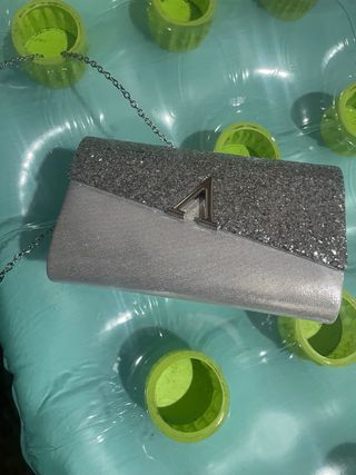 Bolso de fiesta plateado con bisutería