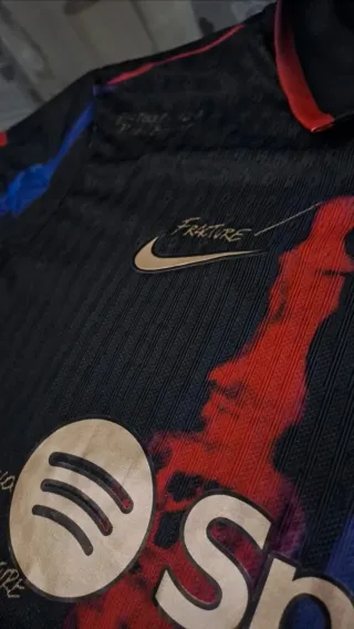 Camisola Edição Especial Barcelona Tamanho: L