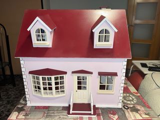 Casita de muñecas rosa con luz y muñecos