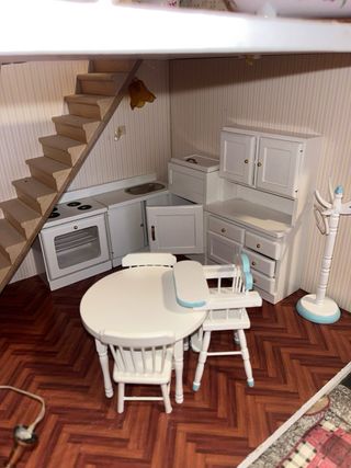 Casita de muñecas rosa con luz y muñecos