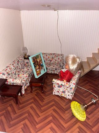 Casita de muñecas rosa con luz y muñecos