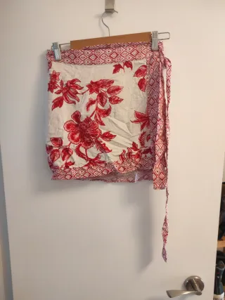 Falda pareo corta estampada floral