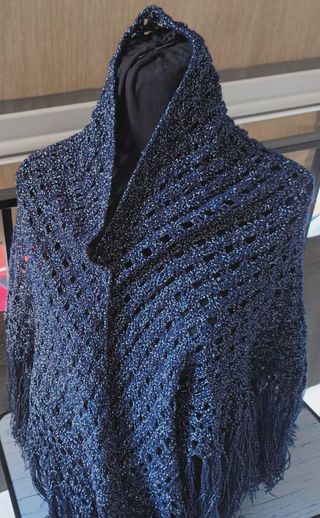 Chal tejido azul marino con hilo plateado