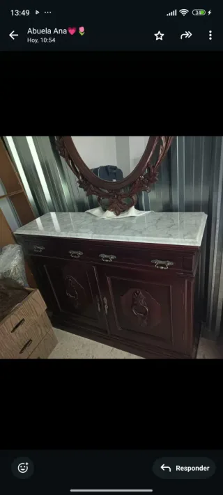 Mueble y espejos antiguos.