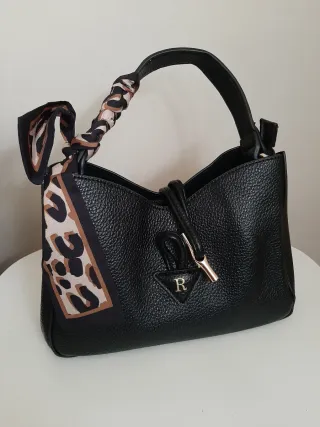 Bolso negro con pañuelo estampado