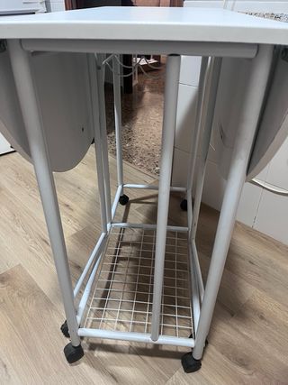 Mesa plegable cocina o comedor. Ovalada