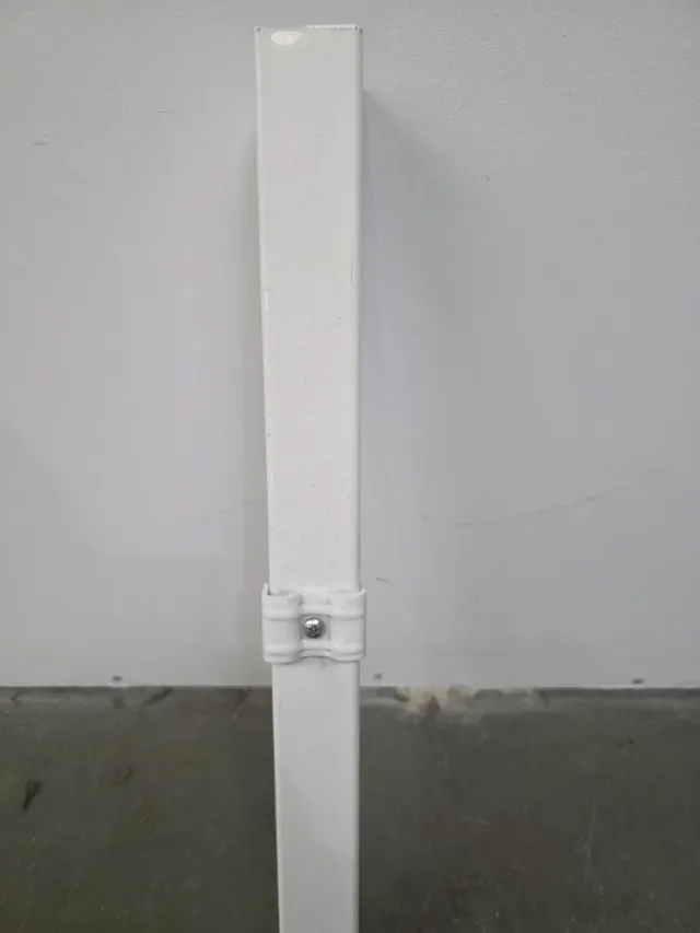 Postes para malla electrosoldada verde.