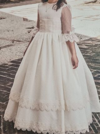 Vestido de Comunión beige claro,de marca sevillana