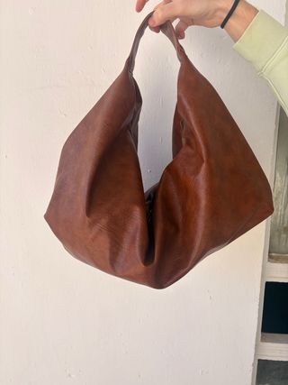 Bolso de piel estilo hobo minimalista