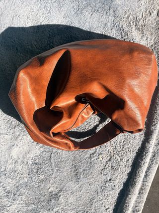 Bolso de piel estilo hobo minimalista