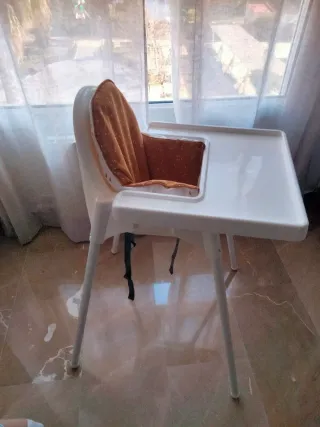 Trona de bebé blanca