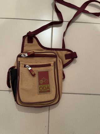 Bandolera con muchos compartimentos. usada una vez