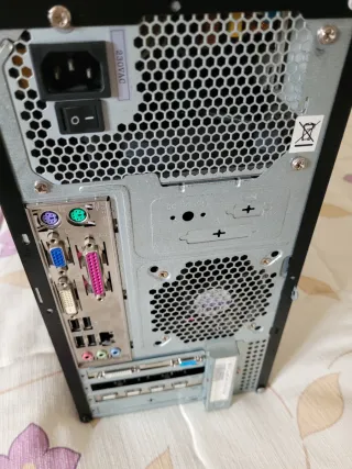 Monitor y Hodenador Negro con Windows 11 125 giga