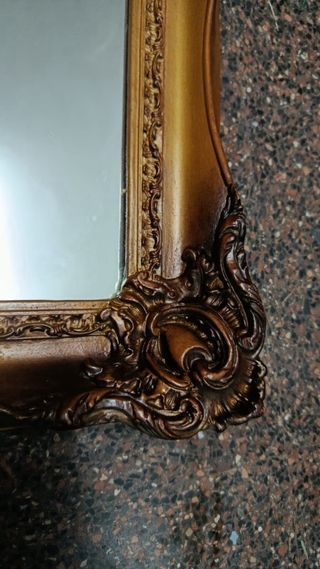 Espejo de madera con marco dorado