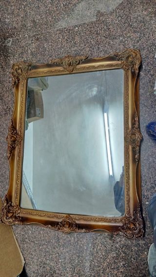 Espejo de madera con marco dorado