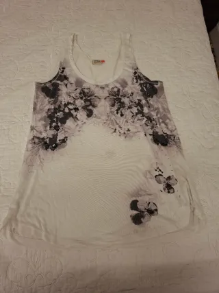 Camiseta Only floral gris y blanca