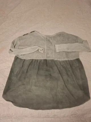 Camiseta Only floral gris y blanca